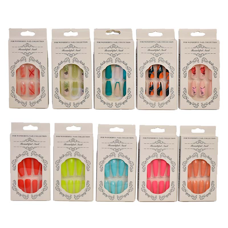 Set de uñas surtido Beautiful Nail empaque blanco con diseño barroco